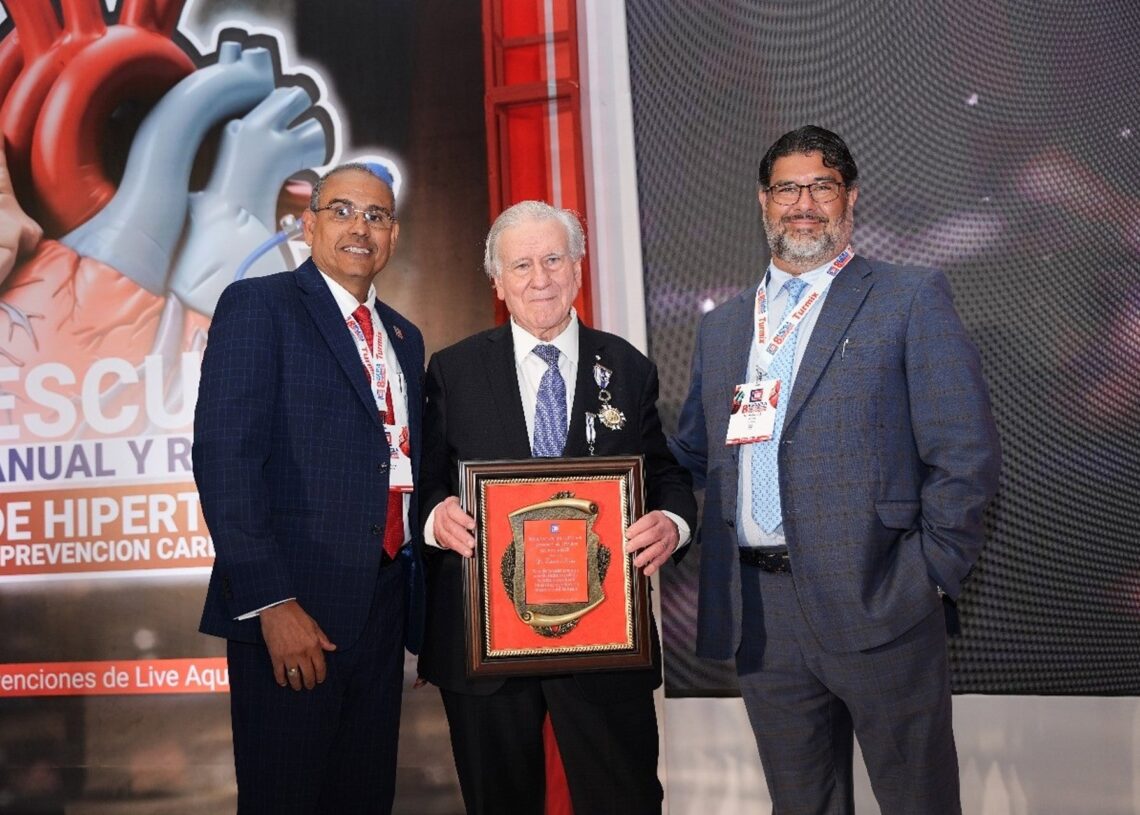 República Dominicana premia al cardiólogo Valentín Fuster por "inspirar a generaciones a servir con humildad"CNIC