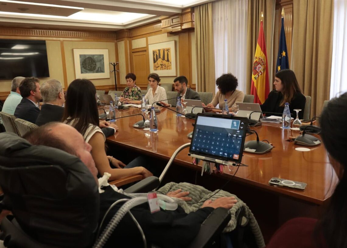 Bustinduy se reúne con representantes de ConELA para detallar la nueva prestación que recibirán los pacientesMINISTERIO DE DERECHOS SOCIALES