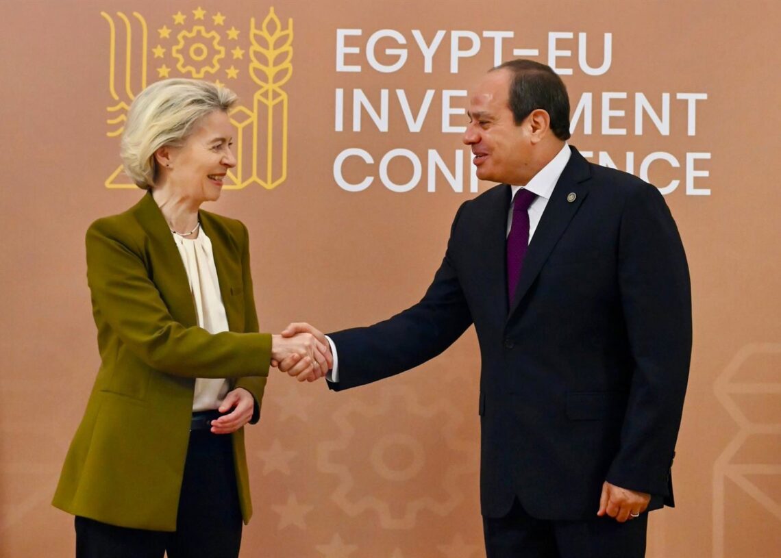 Archivo - La presidenta de la Comisión Europea, Ursula von der Leyen, y el presidente egipcio, Abdelfatá al Sisi, en una cita en El Cairo.Dati Bendo/European Commission/d / DPA - Archivo