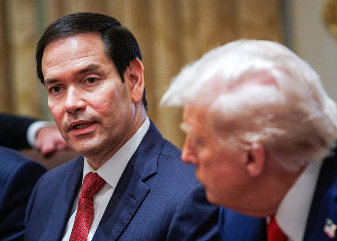 Imagen de archivo del secretario de Estado de EEUU, Marco Rubio, junto al presidente estadounidense, Donald Trump, en una reunión en la Casa BlancaEuropa Press/Contacto/Samuel Corum - Pool via CNP