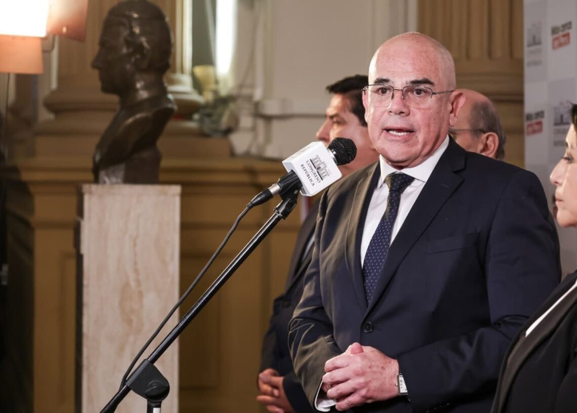 El primer ministro de Perú, Ernesto Álvarez, comparece ante la prensa tras el voto de confianza del Congreso a su gabineteCONSEJO DE MINISTROS DE PERÚ EN X