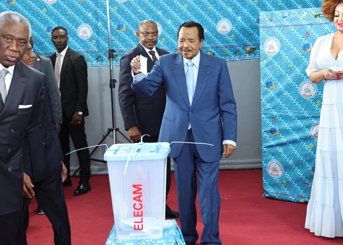 Archivo - El presidente de Camerún, Paul Biya, deposita su voto para las elecciones presidenciales en el país africanoEuropa Press/Contacto/Kepseu