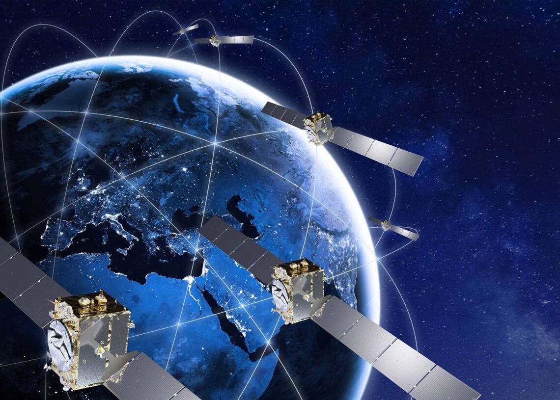 Archivo - Simulación de satélites en el espacio alrededor de la TierraTHALES ALENIA SPACE - Archivo