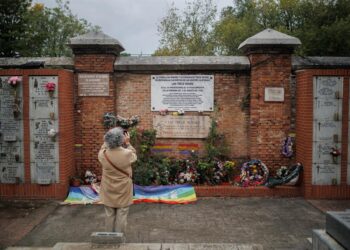 Archivo - Una mujer fotografía la placa conmemorativa de las Trece Rosas durante un homenaje a las víctimas del franquismo, en la tapia de las Trece Rosas, a 29 de octubre de 2023, en Madrid (España).Alejandro Martínez Vélez - Europa Press - Archivo