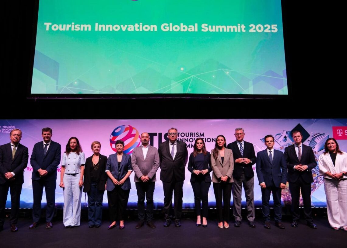 Foto de familia tras la Declaración de Sevilla para poner en valor del turismo como una gran industria en la que ha estado el consejero de Turismo, Arturo Bernal.JUNTA DE ANDALUCIA