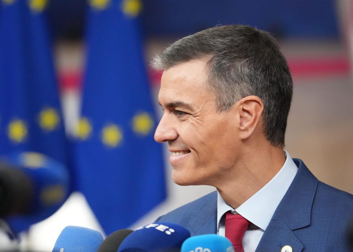 El presidente del Gobierno, Pedro Sánchez, atiende a los medios a su llegada a la reunión del Consejo Europeo, a 23 de octubre de 2025, en Bruselas (Bélgica). Ana López