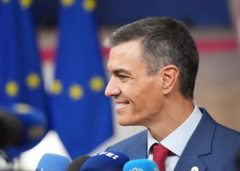 El presidente del Gobierno, Pedro Sánchez, atiende a los medios a su llegada a la reunión del Consejo Europeo, a 23 de octubre de 2025, en Bruselas (Bélgica). Ana López
