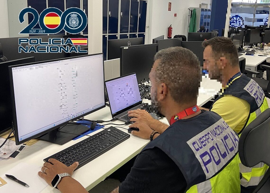 Ciberagentes en una imagen de archivoPOLICÍA NACIONAL