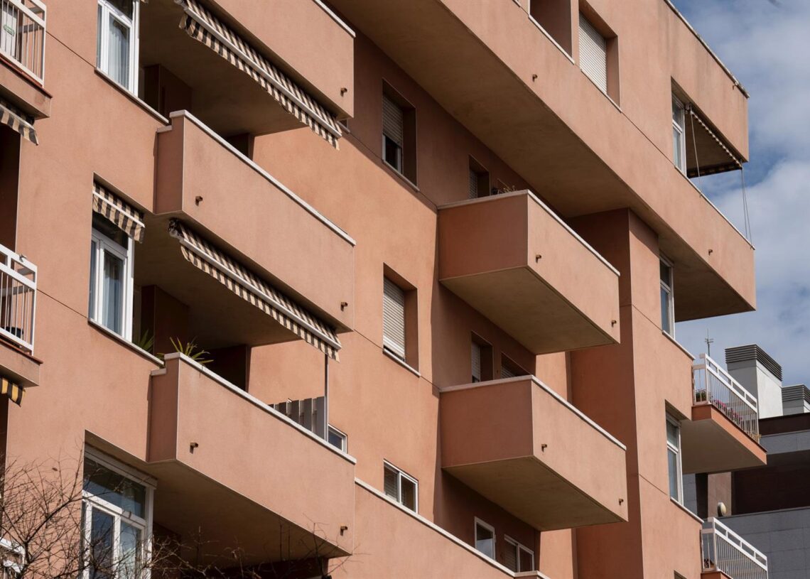 Archivo - Fachada de un edificio, a 25 de abril de 2023, en BarcelonaDavid Zorrakino - Europa Press - Archivo