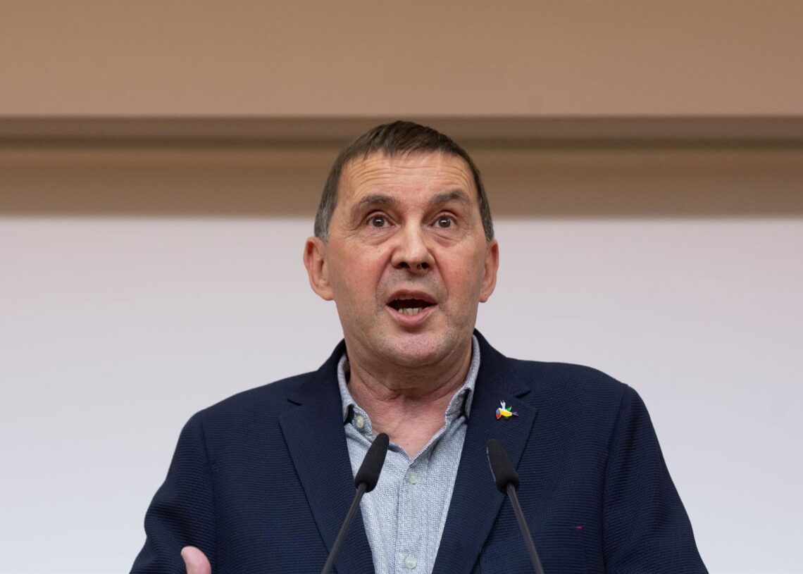 Archivo - El coordinador general de EH Bildu, Arnaldo Otegi, interviene en una rueda de prensa tras reunirse en la sede de Esquerra Republicana de Catalunya, a 25 de febrero de 2022, en Barcelona, Catalunya (España).David Zorrakino - Europa Press - Archivo