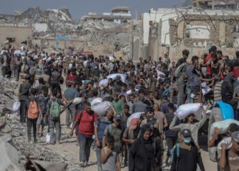 Archivo - Imagen de archivo de palestinos en Gaza cargando con ayuda humanitaria.Omar Ashtawy / Zuma Press / ContactoPhoto