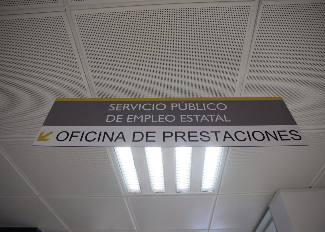 Archivo - Una cartel con indicaciones de la oficina de prestaciones en una oficina del SEPEJesús Hellín - Europa Press - Archivo