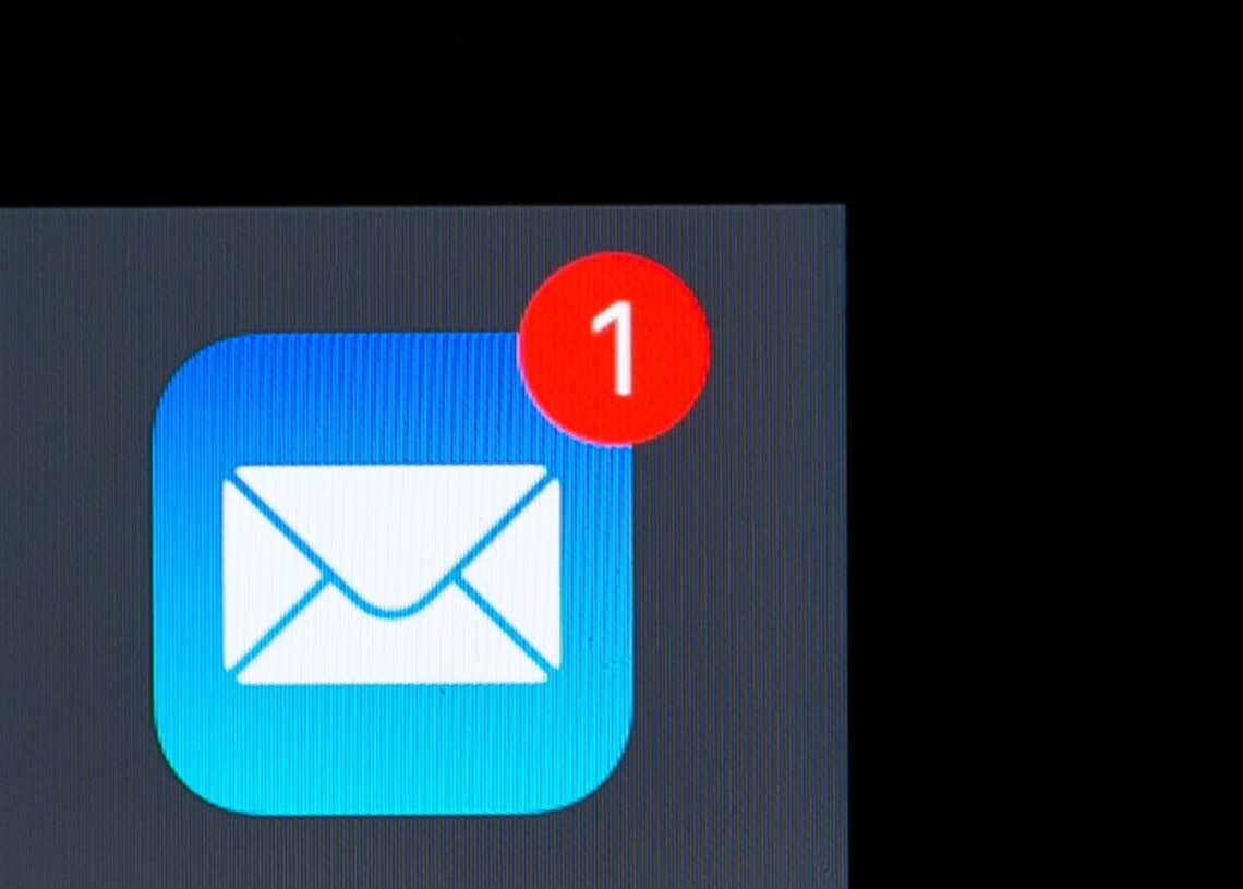 Archivo - FILED - 08 January 2019, Rüsselsheim: An email app can be seen on the screen of an iPhone. Photo: Silas Stein/dpaSilas Stein/Dpa - Archivo