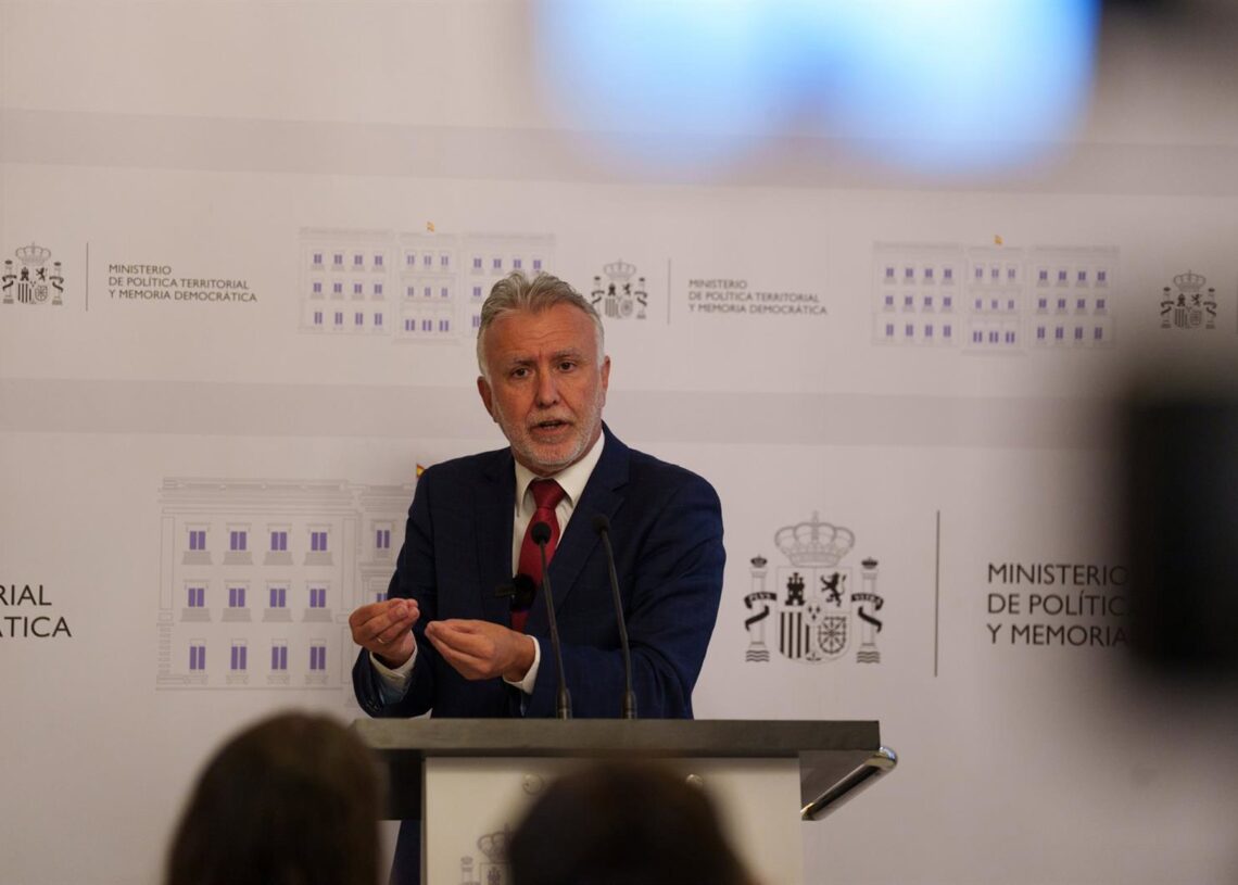 Archivo - El ministro de Política Territorial y Memoria Democrática, Ángel Víctor Torres, comparece ante los medios para informar sobre el orden del día de la XXVIII Conferencia de Presidentes, que se reunirá en Barcelona el próximo viernes 6 de junio.Matias Chiofalo - Europa Press - Archivo