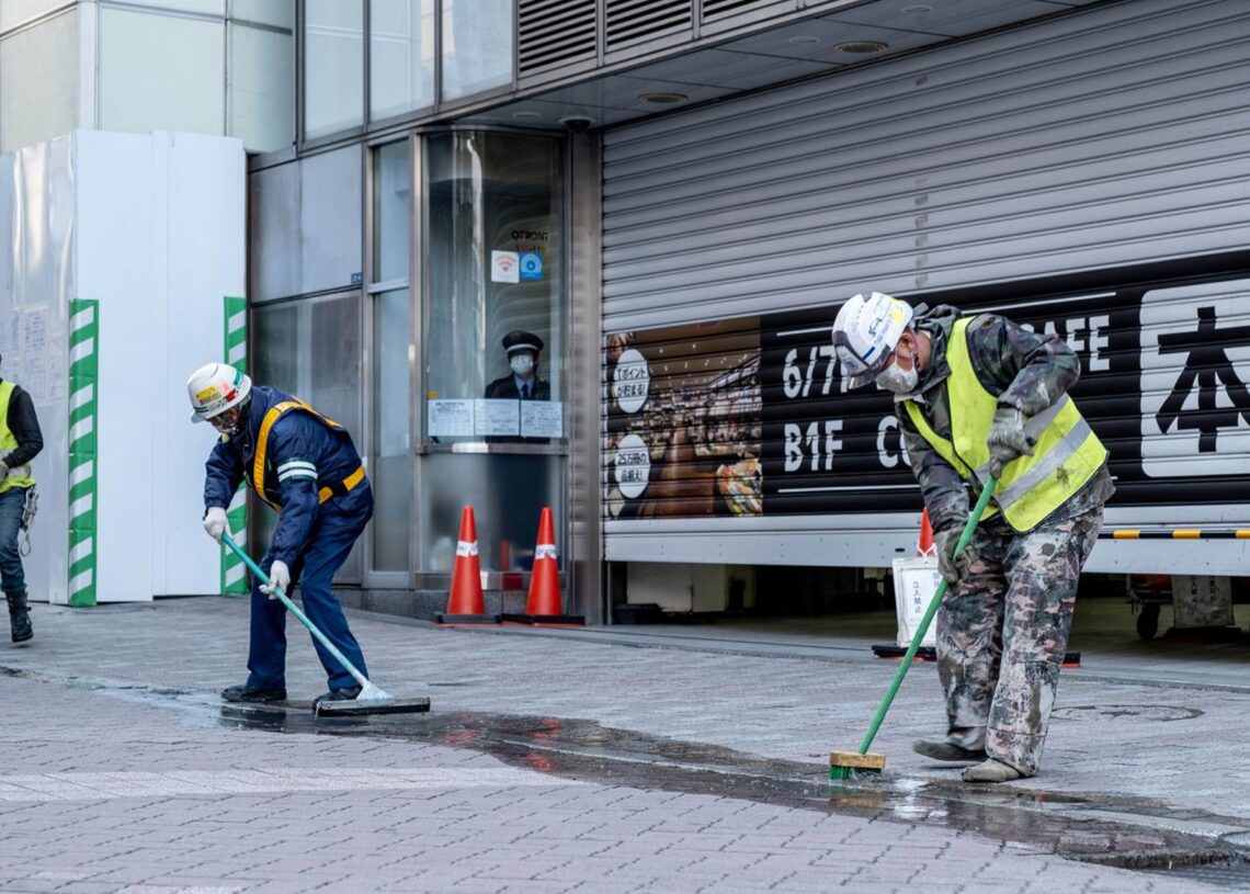 Archivo - 04 April 2020, Japan, Tokyo: Workers clean the street wearing face masks as a preventive measure, during the coronavirus pandemic. Photo: Viola Kam/SOPA Images via ZUMA Wire/dpaViola Kam/SOPA Images via ZUMA W / DPA - Archivo
