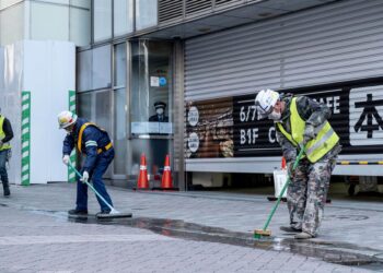 Archivo - 04 April 2020, Japan, Tokyo: Workers clean the street wearing face masks as a preventive measure, during the coronavirus pandemic. Photo: Viola Kam/SOPA Images via ZUMA Wire/dpaViola Kam/SOPA Images via ZUMA W / DPA - Archivo