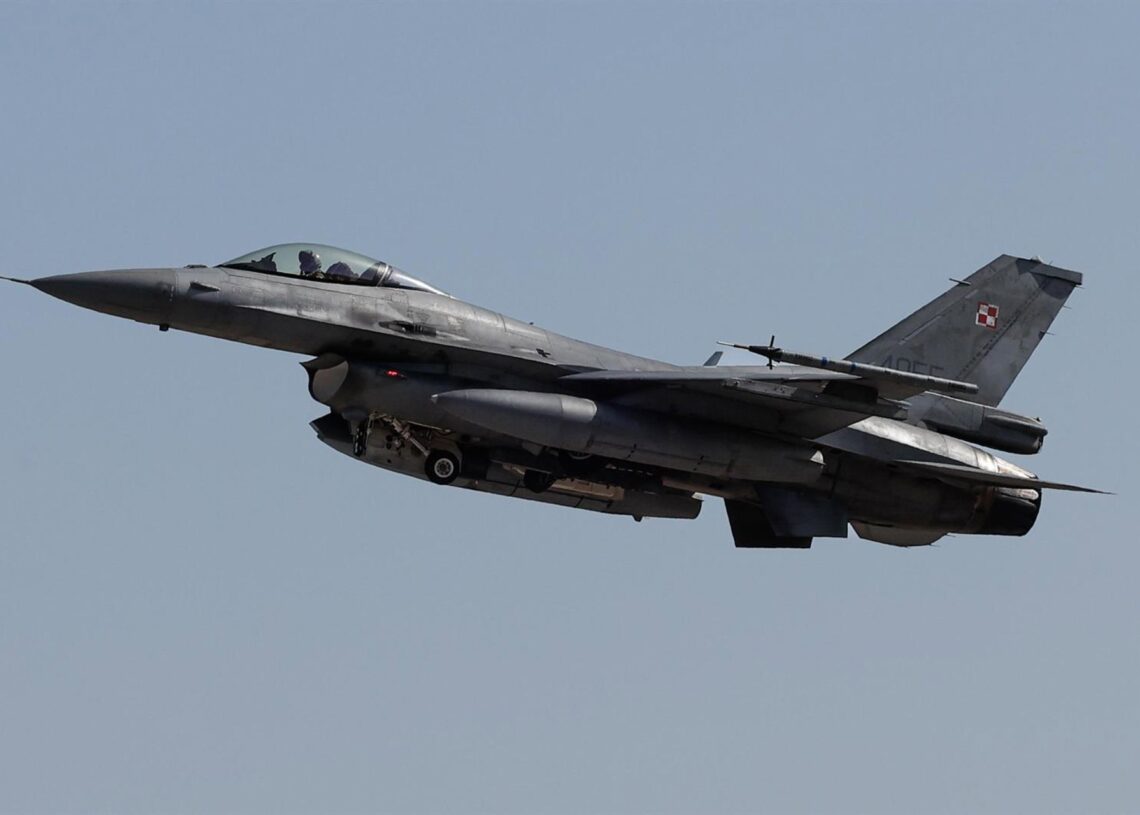 Archivo - Un F-16 durante unas maniobras de la OTAN en 2023 en Italia (archivo)Europa Press/Contacto/Giuseppe Lami - Archivo