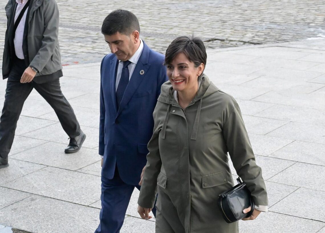 Archivo - La ministra de Vivienda y Agenda Urbana, Isabel Rodríguez, acompañada por el delegado del Gobierno en Galicia, Pedro Blanco, a su llegada a la segunda jornada del III Foro Urbano de España, en el Palexco de A CoruñaM. DYLAN - Archivo