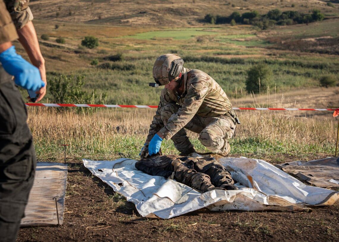 Archivo - Uno de los miembros de la ONG ucraniana Platzdam inspecciona el cuerpo de un soldado ruso recuperado de la línea de combate.Europa Press/Contacto/Ximena Borrazas - Archivo