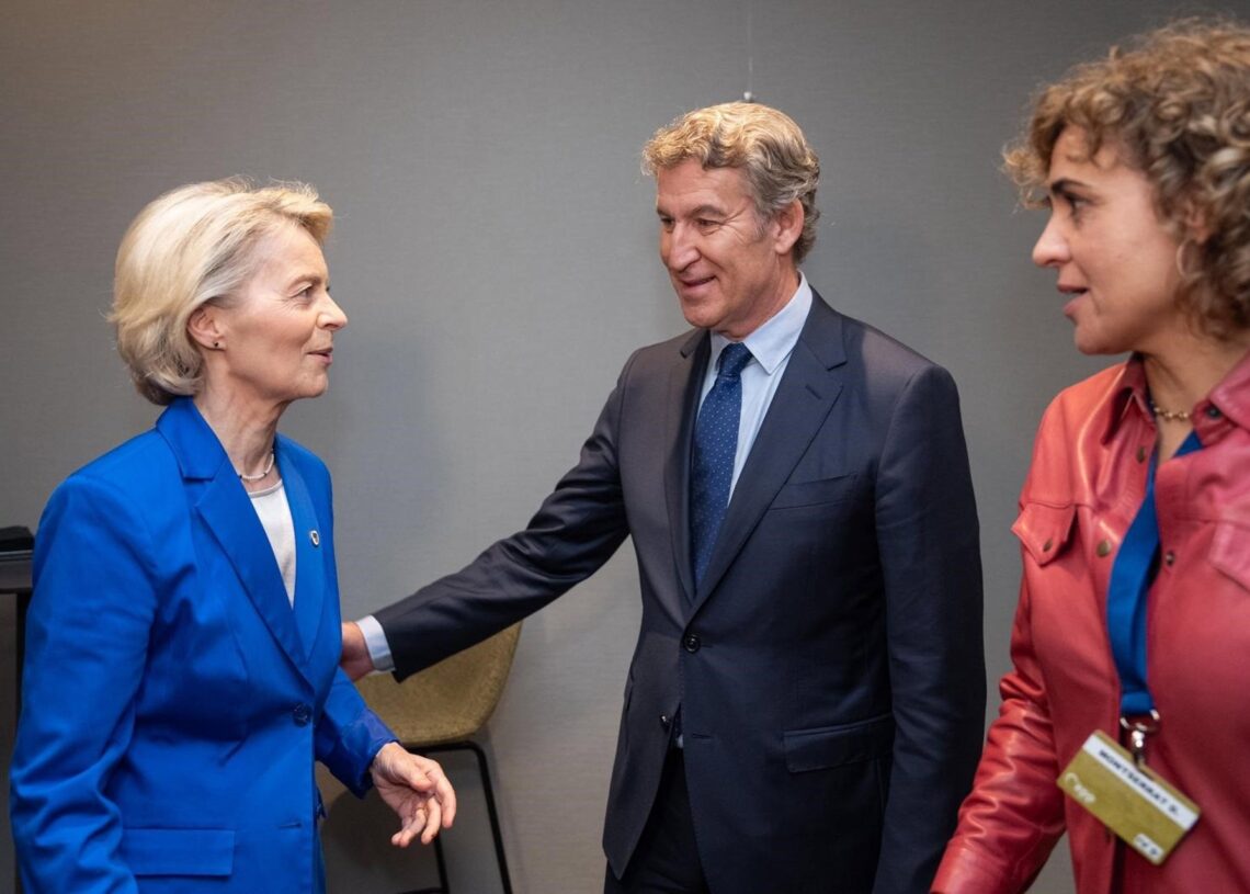 El líder del PP, Alberto Núñez Feijóo, saluda a la presidenta de la Comisión Europea, Ursula von der Leyen, en Bruselas durante la reunión del PPE. Le acompaña la secretaria general del PPE, Dolors Montserrat.PP