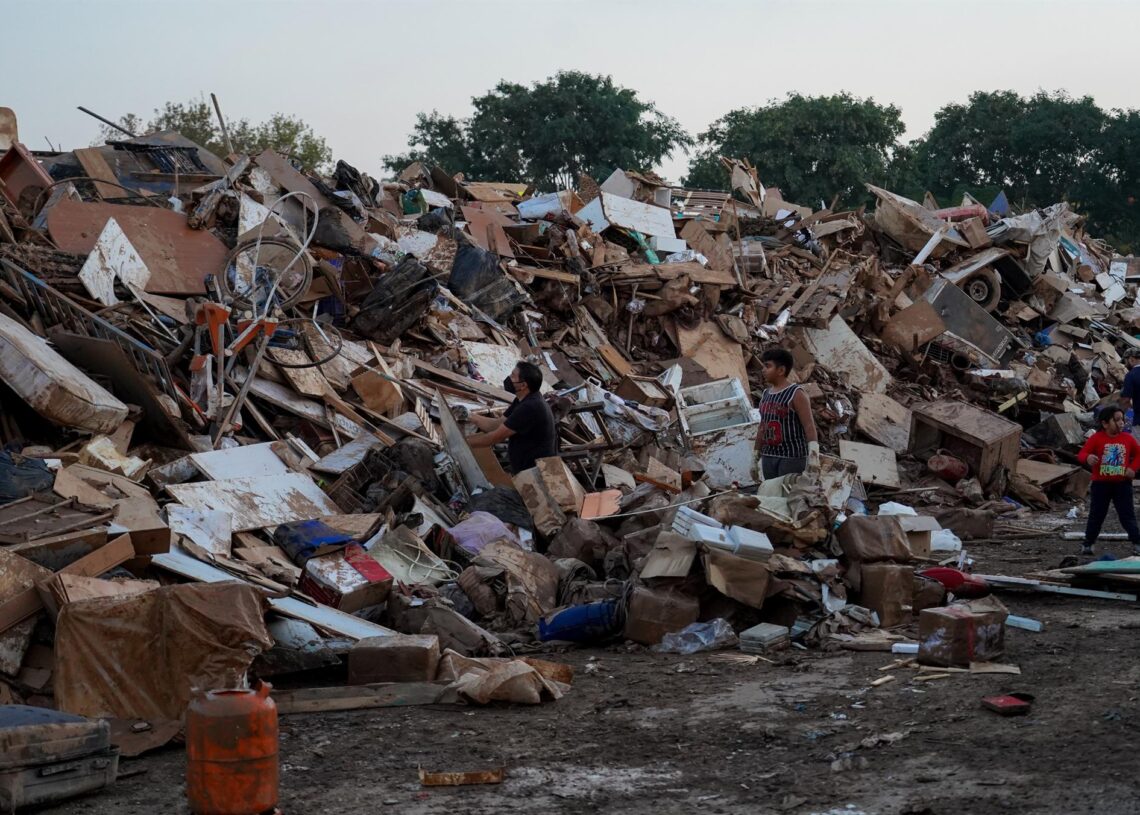 Archivo - Escombros acumulados por la DANA, a 6 de noviembre de 2024, en Aldaia, Valencia.Eduardo Manzana - Europa Press - Archivo