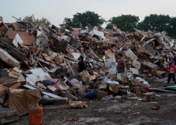 Archivo - Escombros acumulados por la DANA, a 6 de noviembre de 2024, en Aldaia, Valencia.Eduardo Manzana - Europa Press - Archivo