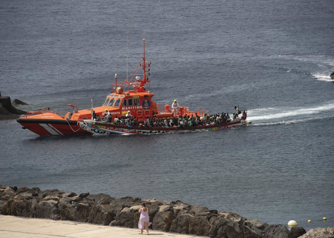 Archivo - Un cayuco a su llegada al puerto de La RestingaAntonio Sempere - Europa Press - Archivo