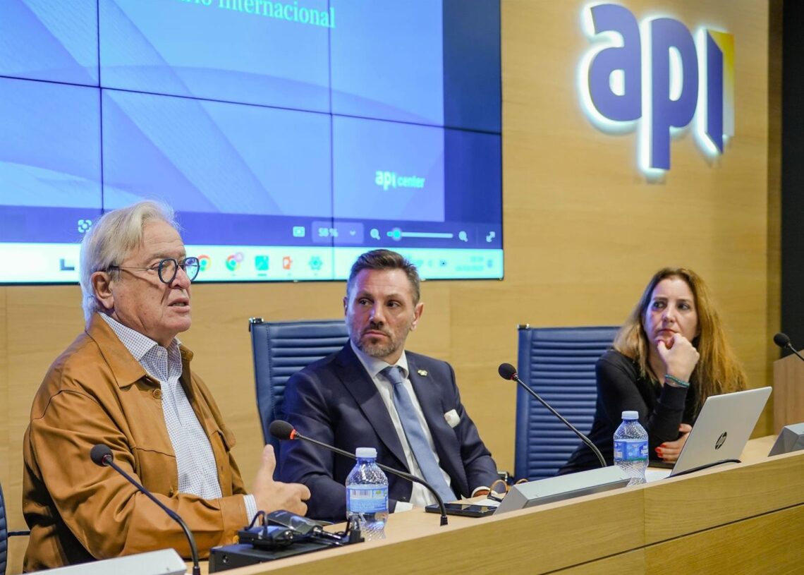 El presidente de Fiabci España, Joan Clos; el vicepresidente, Felice Tufano, y la secretaria general, Eva González-Nebreda.FIABCI