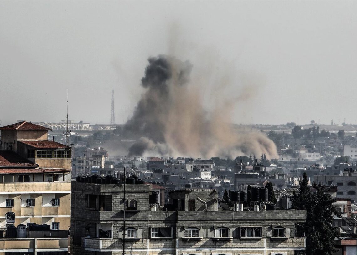 Archivo - Una columna de humo tras un bombardeo de Israel contra Rafá, en el sur de la Franja de Gaza (archivo)Abed Rahim Khatib/dpa - Archivo