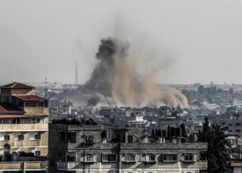 Archivo - Una columna de humo tras un bombardeo de Israel contra Rafá, en el sur de la Franja de Gaza (archivo)Abed Rahim Khatib/dpa - Archivo