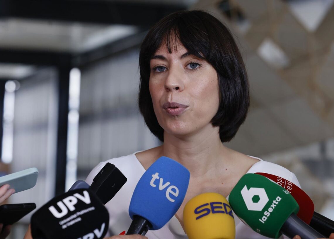La secretaria general del PSPV-PSOE y también ministra de Ciencia, Innovación y Universidades, Diana Morant, en declaraciones a los medios de comunicación en València.ROBER SOLSONA / EUROPA PRESS