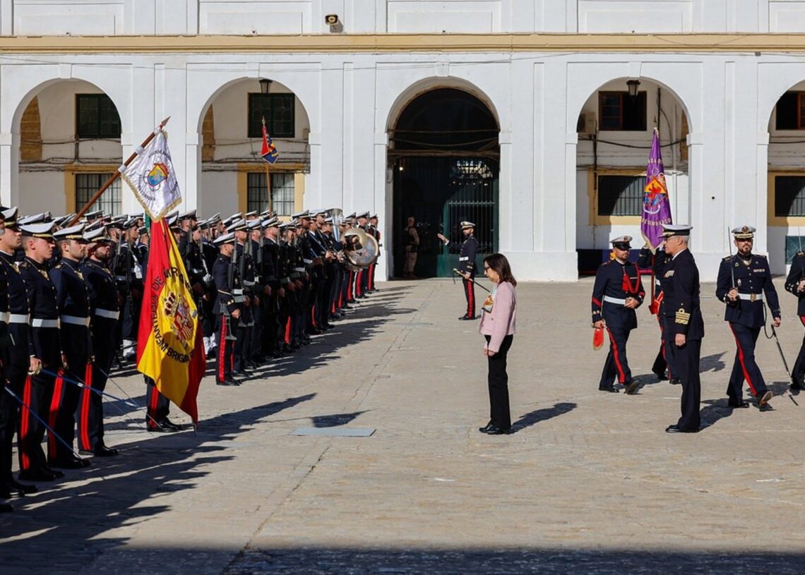 Margarita Robles en el acto de condecoración a militares del Tercio de Armada de San Fernando que paticiparon en la DanaMINISTERIO DE DEFENSA