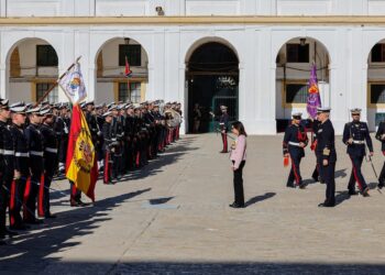 Margarita Robles en el acto de condecoración a militares del Tercio de Armada de San Fernando que paticiparon en la DanaMINISTERIO DE DEFENSA