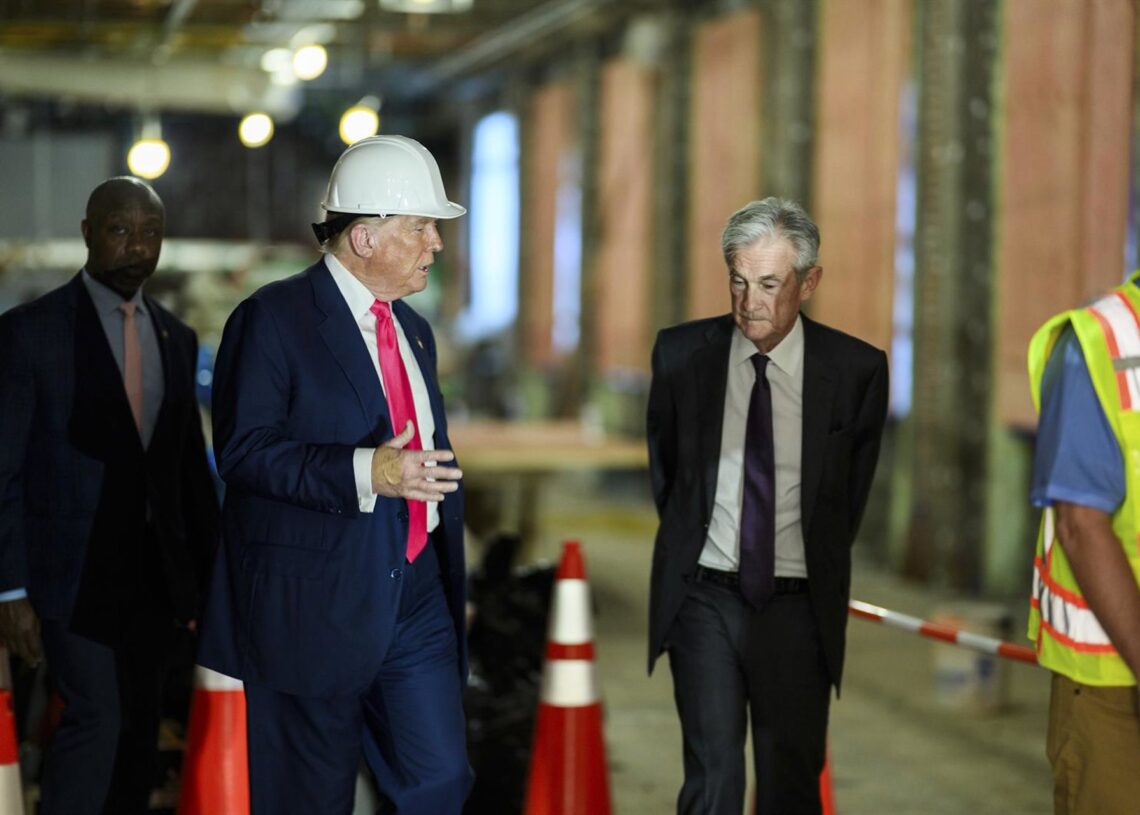 Archivo - 24 July 2025, US, Washington: U.S. President Donald Trump, left, is given a tour of the Federal Reserve Building renovation project by Federal Reserve Chairman Jerome Powell, right, at the Marriner S. Eccles Federal Reserve Board Building, July Daniel Torok/White House/Planet / DPA - Archivo