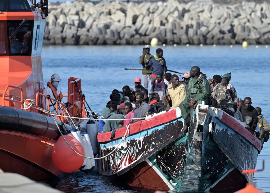 Efectivos de emergencias atienden a personas en el muelle de La Restinga, en el municipio de El Pinar, a 14 de octubre de 2025, en El Hierro, Islas Canarias (España). Europa Press Canarias - Europa Press