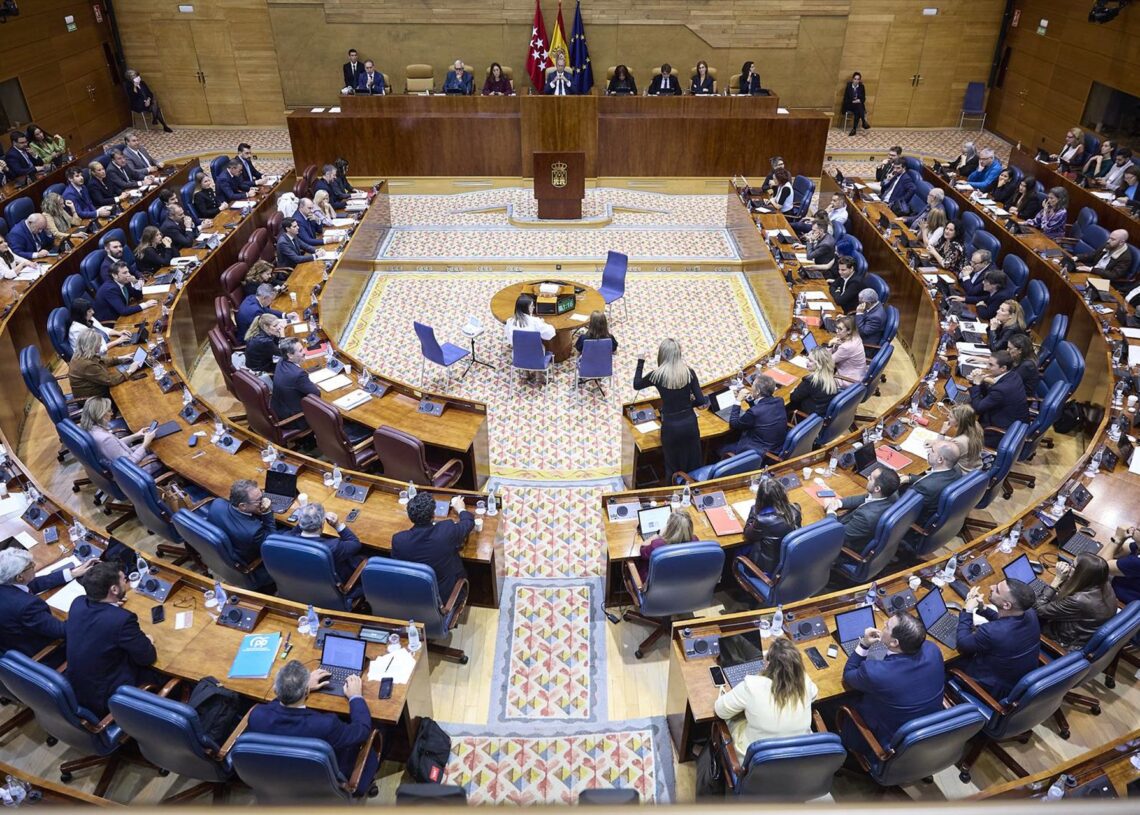 El hemiciclo de la Asamblea de Madrid durante un pleno en la Asamblea de Madrid, a 23 de octubre de 2025, en Madrid (España). El pleno debate sobre la situación de la Universidad Madrileña y del transporte público de la Comunidad.Jesús Hellín - Europa Press