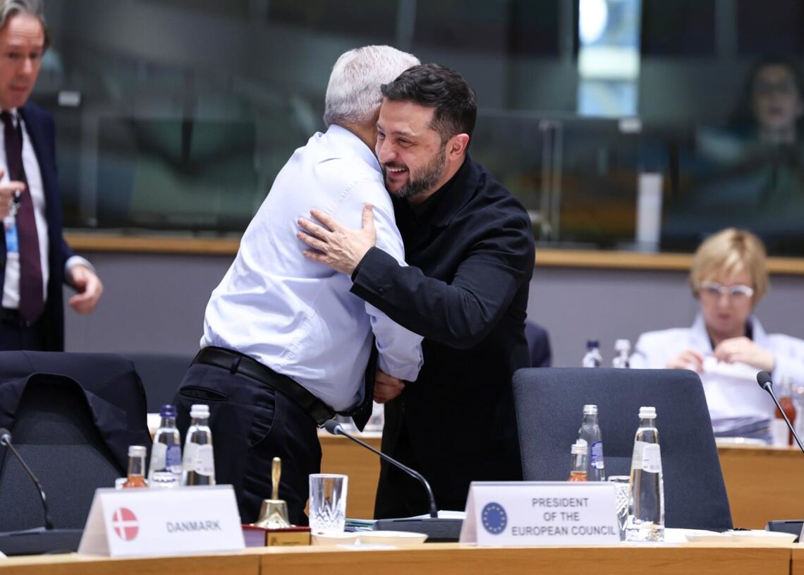 El presidente ucraniano, Volodimir Zelenski, saluda al presidente del Consejo Europeo, Antonio Costa, en la cumbre europea celebrada en Bruselas.ALEXANDROS MICHAILIDIS // EUROPEAN COUNCIL