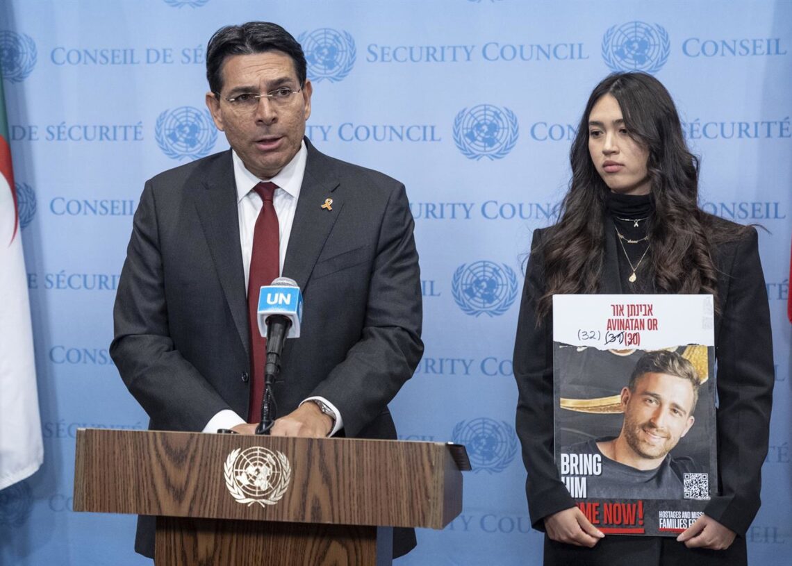 Archivo - La exrehén Noa Argamani junto al embajador de Israel ante la ONU, Danny DanonEuropa Press/Contacto/Lev Radin - Archivo