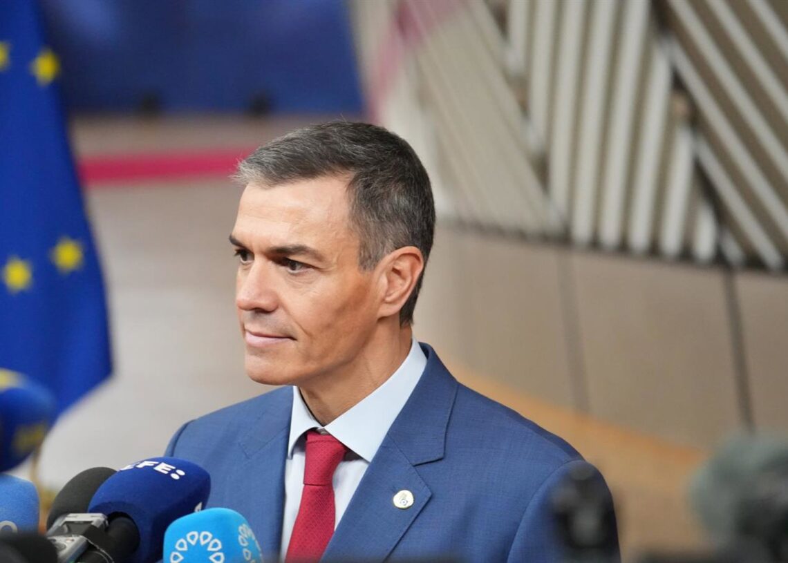 El presidente del Gobierno, Pedro Sánchez, atiende a los medios a su llegada a la reunión del Consejo Europeo, a 23 de octubre de 2025, en Bruselas (Bélgica). El Consejo Europeo tratará hoy principalmente la situación en Ucrania y contará con la presenciaAna López García - Europa Press