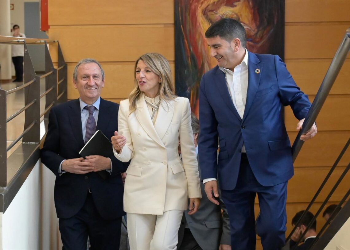 La vicepresidenta segunda del Gobierno y Ministra de Trabajo y Economía Social, Yolanda Díaz, llega a la Asamblea del Sindicato de técnicos del Ministerio de Hacienda (Gestha) en el Paraninfo de la Universidad de A Coruña, a 23 de octubre de 2025, en A CoM. Dylan - Europa Press
