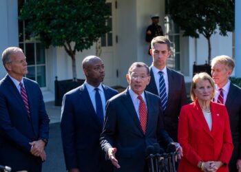 Los senadores republicanos John Barrasso, John Thune, Tim Scott, Tom Cotton, James Lankford y Shelley Moore Capito comparecen ante la prensa tras un almuerzo con el presidente de EEUU, Donald Trump, en la Casa Blanca Europa Press/Contacto/Andrew Leyden