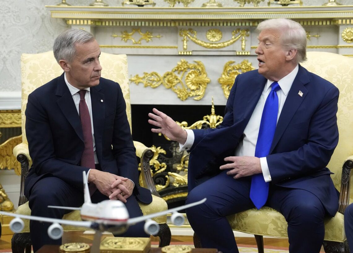 Archivo - El primer ministro de Canadá, Mark Carney, junto al presidente de Estados Unidos, Donald TrumpAdrian Wyld/Canadian Press via Z / DPA