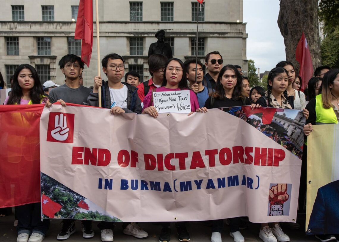 Archivo - Miembros de la diáspora de Birmania en Londres protestan contra la junta militar Europa Press/Contacto/Krisztian Elek - Archivo