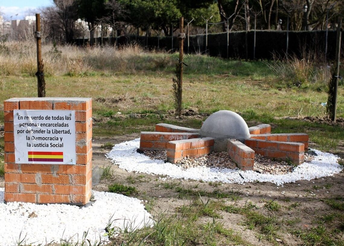 Archivo - En el solar de la antigua prisión existe un 'memorial alternativo realizado por la Plataforma Ciudadana por la Memoria de la Cárcel de CarabanchelMEMORIA GARA - Archivo