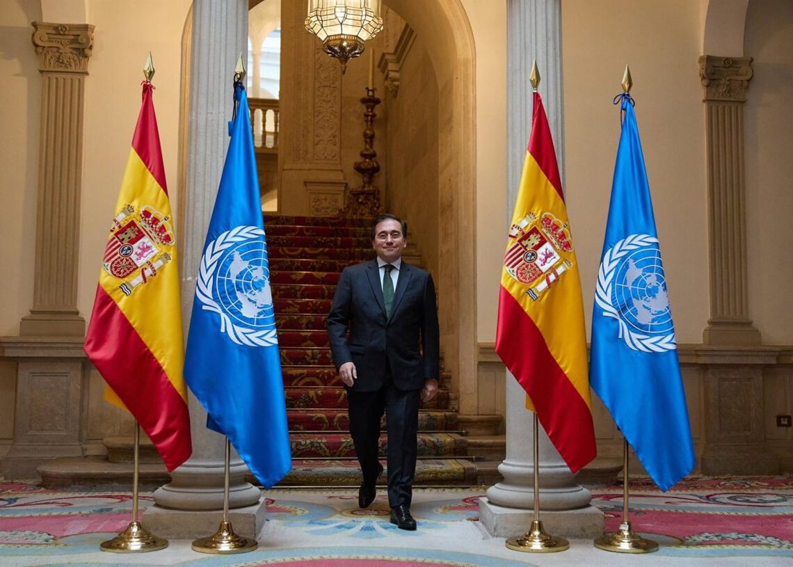 Archivo - El ministro de Asuntos Exteriores, José Manuel Albares a su llegada a una reunión con el comisionado general de la UNRWA, Philippe Lazzarini (d), en la sede del Ministerio, a 7 de marzo de 2024, en Madrid (España). Jesús Hellín - Europa Press - Archivo
