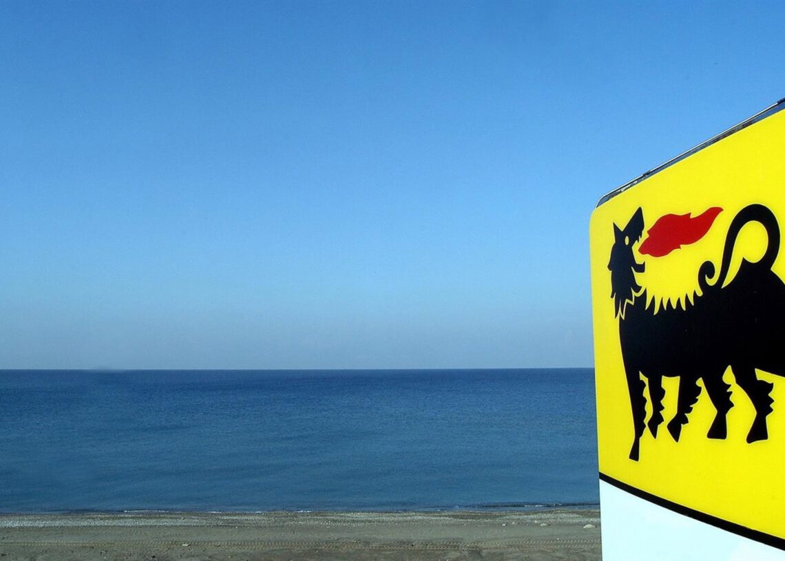 Archivo - Logotipo de la petrolera estatal italiana Eni junto al marARBITRAGGIO/FOTOGRAMMA / ZUMA PRESS / CONTACTOPHOT