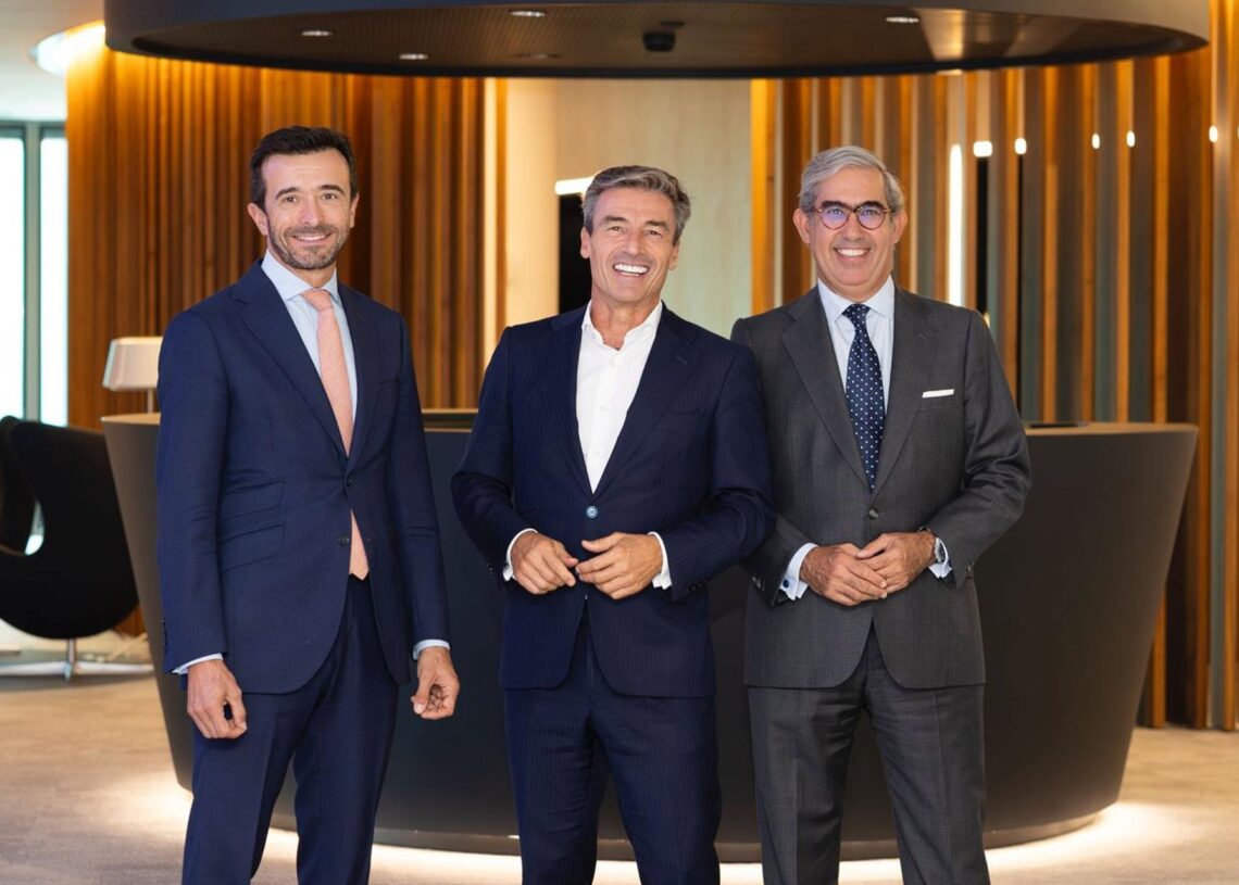 De izquierda a derecha: el nuevo socio responsable de Clientes y Mercados de EY España, Ramón Palacín;  el presidente de EY España, Federico Linares; y el nuevo socio director de EY Abogados, Adolfo Zunzunegui.EY