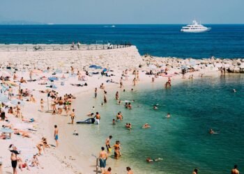 Archivo - El turismo de masas se ha convertido en un problema para los habitantes de zonas costerasAPPINIO - Archivo
