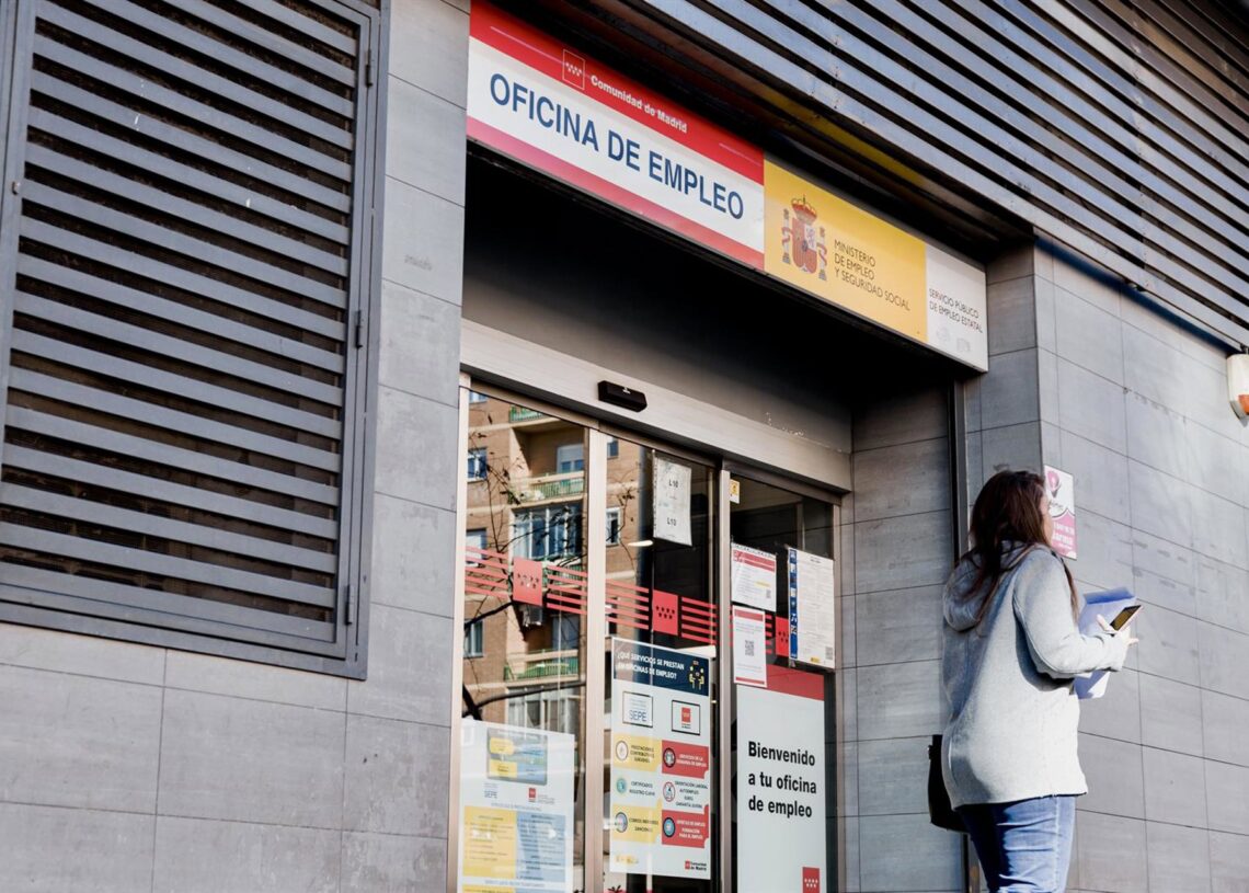 Archivo - Una mujer sale de una oficina de empleoCarlos Luján - Europa Press - Archivo