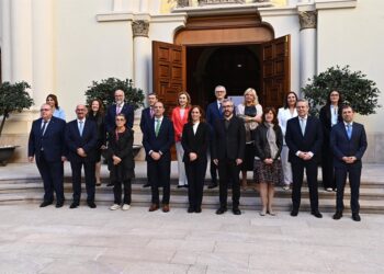 La ministra de Sanidad, Mónica García, y el consejero de Sanidad de Aragón, José Luis Bancalero, asisten al pleno del Consejo Interterritorial del Sistema Nacional de Salud (CISNS), en Zaragoza, Aragón.Ramón Comet - Europa Press